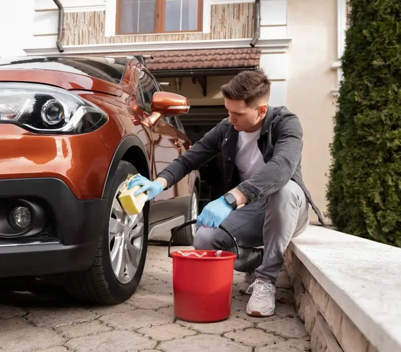 Lavage auto à domicile Gourlizon : professionnel intervenant sur un véhicule